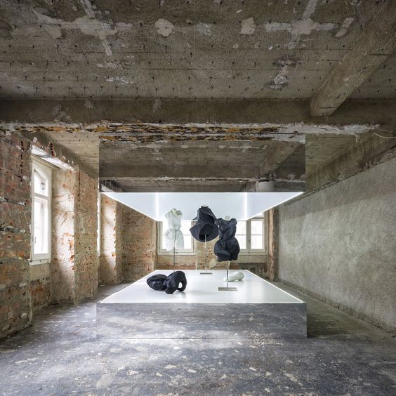 20 Knockout Mirrored installation pour Felipe Oliveira Bpatista Bureau Betak