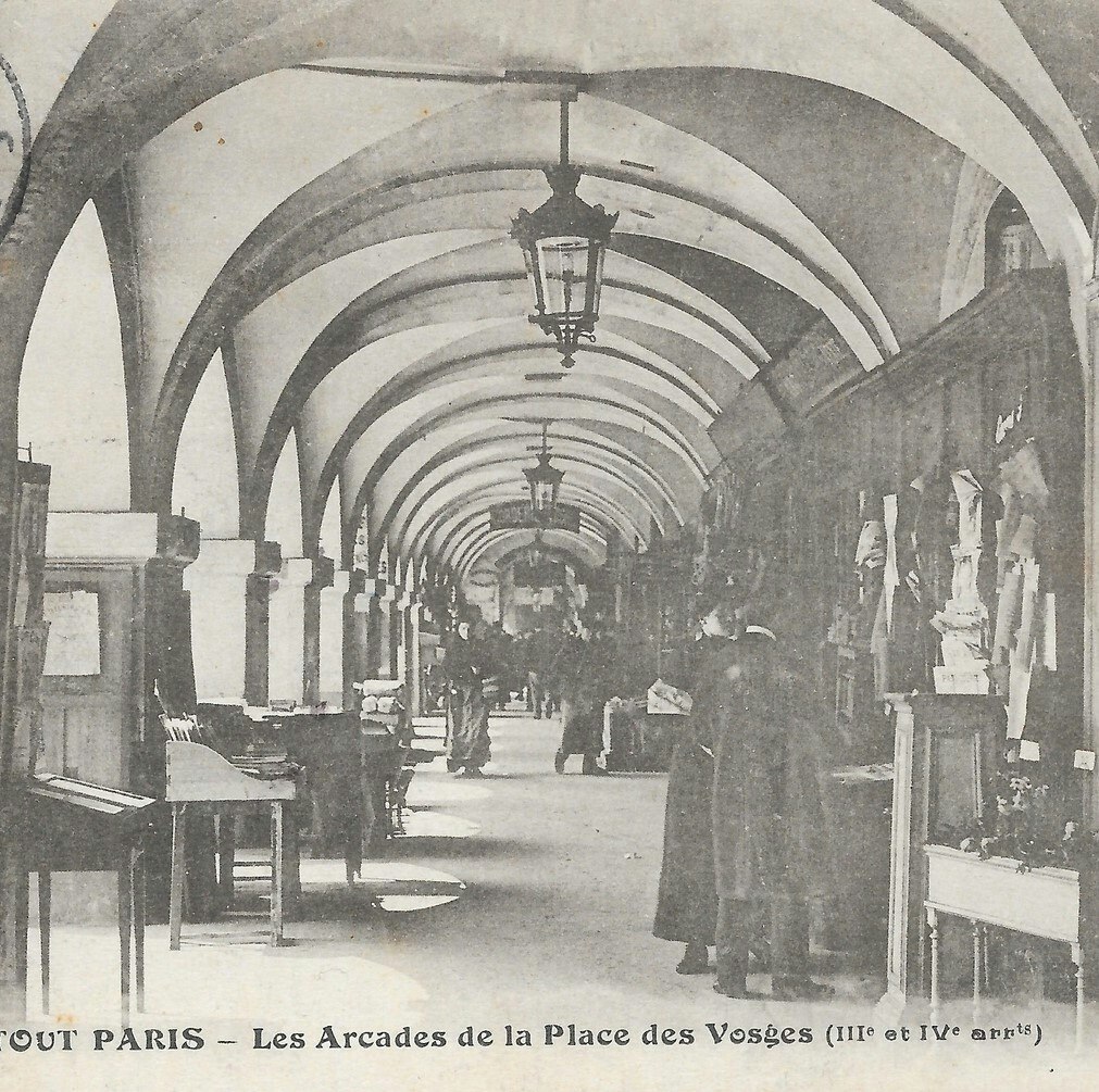 01 Archive image of the Arcades at Place des Vosges 1900 © DR